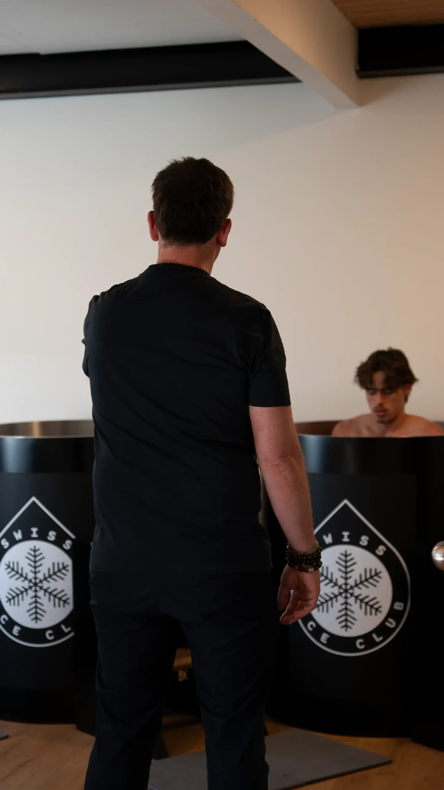 Accompagnement d'un client lors d'une immersion en bain froid au Swiss Ice Club à Carouge, Genève.